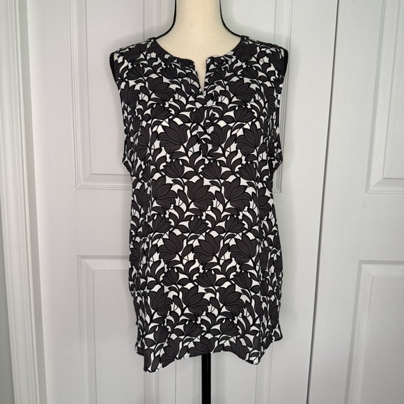 Ann Taylor LOFT Black & White Floral Flowy Sleeveless Blouse size L 100% Rayon - Picture 1 of 14